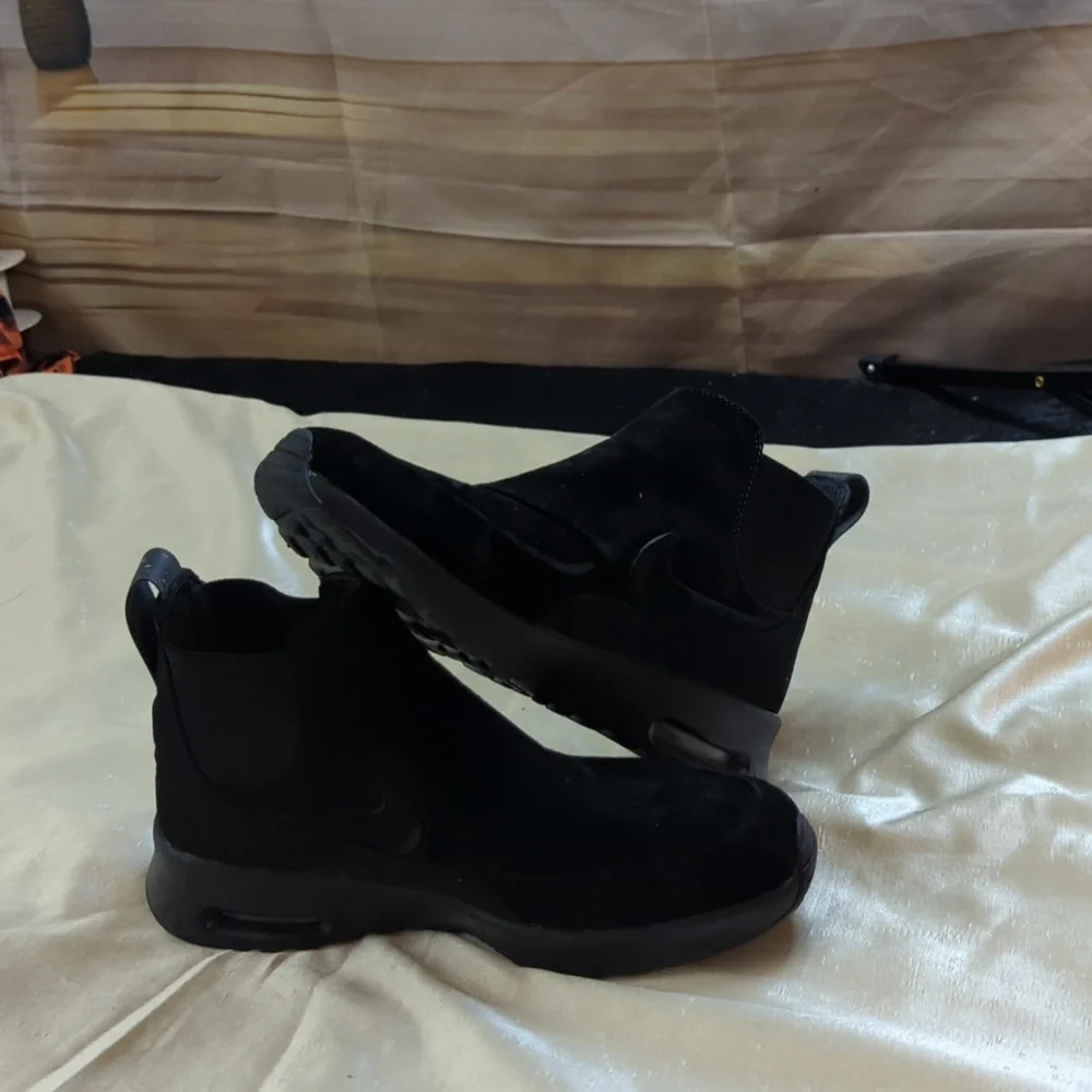 Nike Air Max Thea Mid Chucka Boot